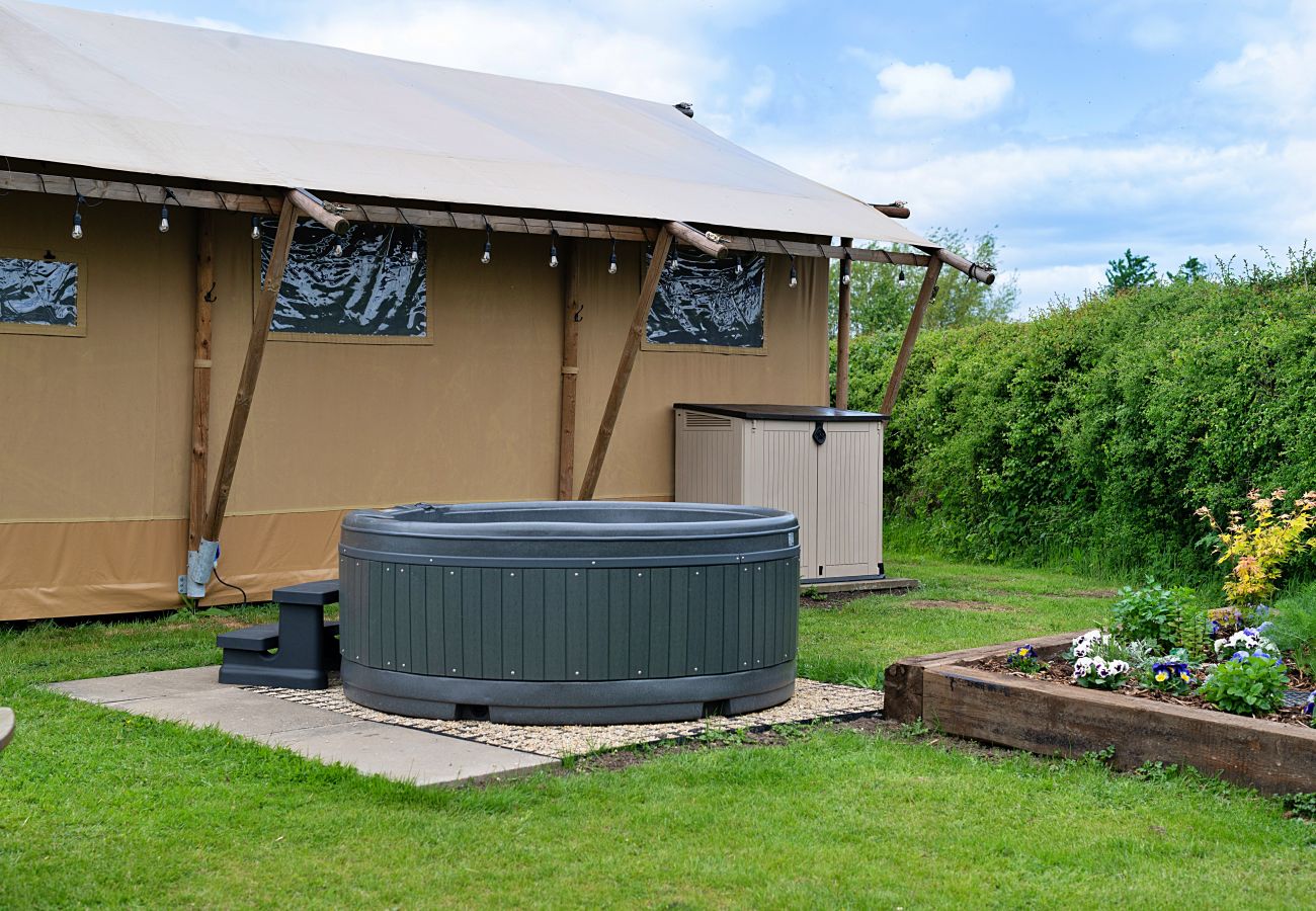 Farm stay in Seend - Rusty Lane, Safari Lodge
