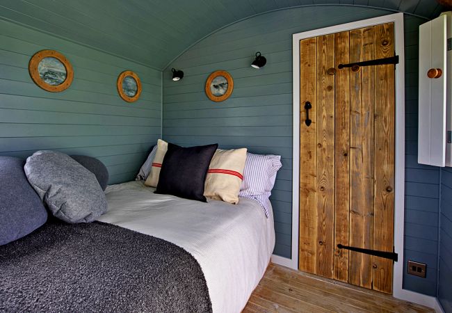 Chalet in Pwllheli - 'Susanna' Poachers Hut Chalet in Pwllheli - 'Susanna' Poachers Hut