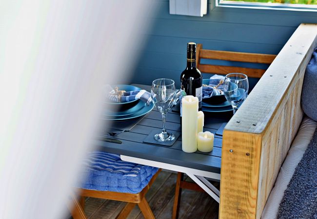 Chalet in Pwllheli - 'Susanna' Poachers Hut Chalet in Pwllheli - 'Susanna' Poachers Hut