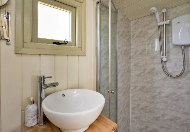 Cabin in Nordley - Hay and Hedgerow Glamping Cabin in Nordley - Hay and Hedgerow Glamping