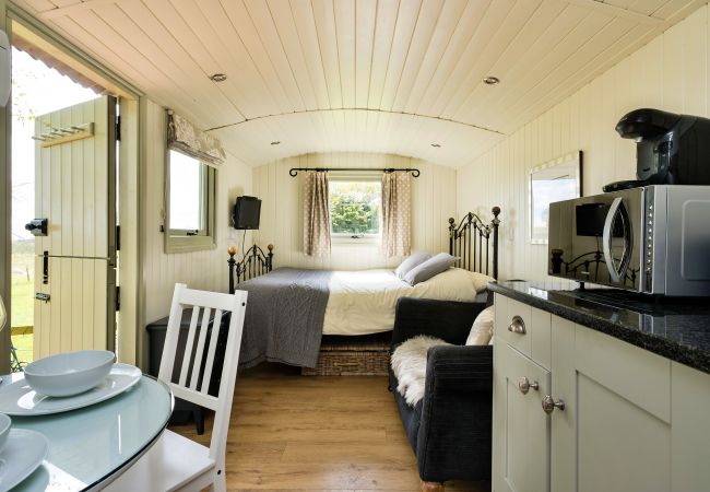 Cabin in Nordley - Hay and Hedgerow Glamping Cabin in Nordley - Hay and Hedgerow Glamping