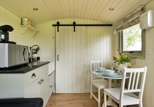 Cabin in Nordley - Hay and Hedgerow Glamping Cabin in Nordley - Hay and Hedgerow Glamping