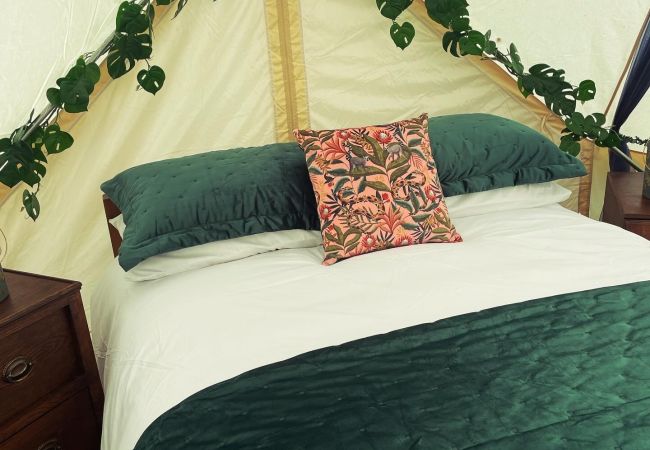 Chalet in Woolton Hill - Jungle Bell Tent Chalet in Woolton Hill - Jungle Bell Tent