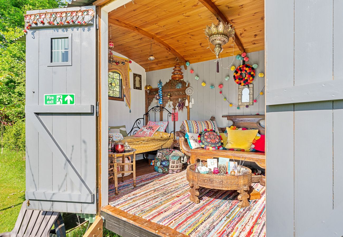Chalet in Romsey - Shepherd's Hut at Hilltop Farm