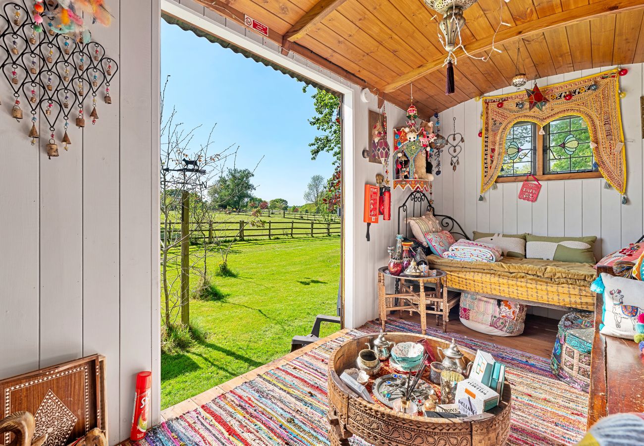 Chalet in Romsey - Shepherd's Hut at Hilltop Farm