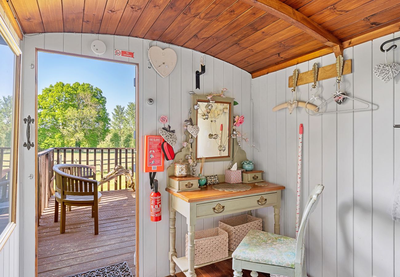 Chalet in Romsey - Shepherd's Hut at Hilltop Farm