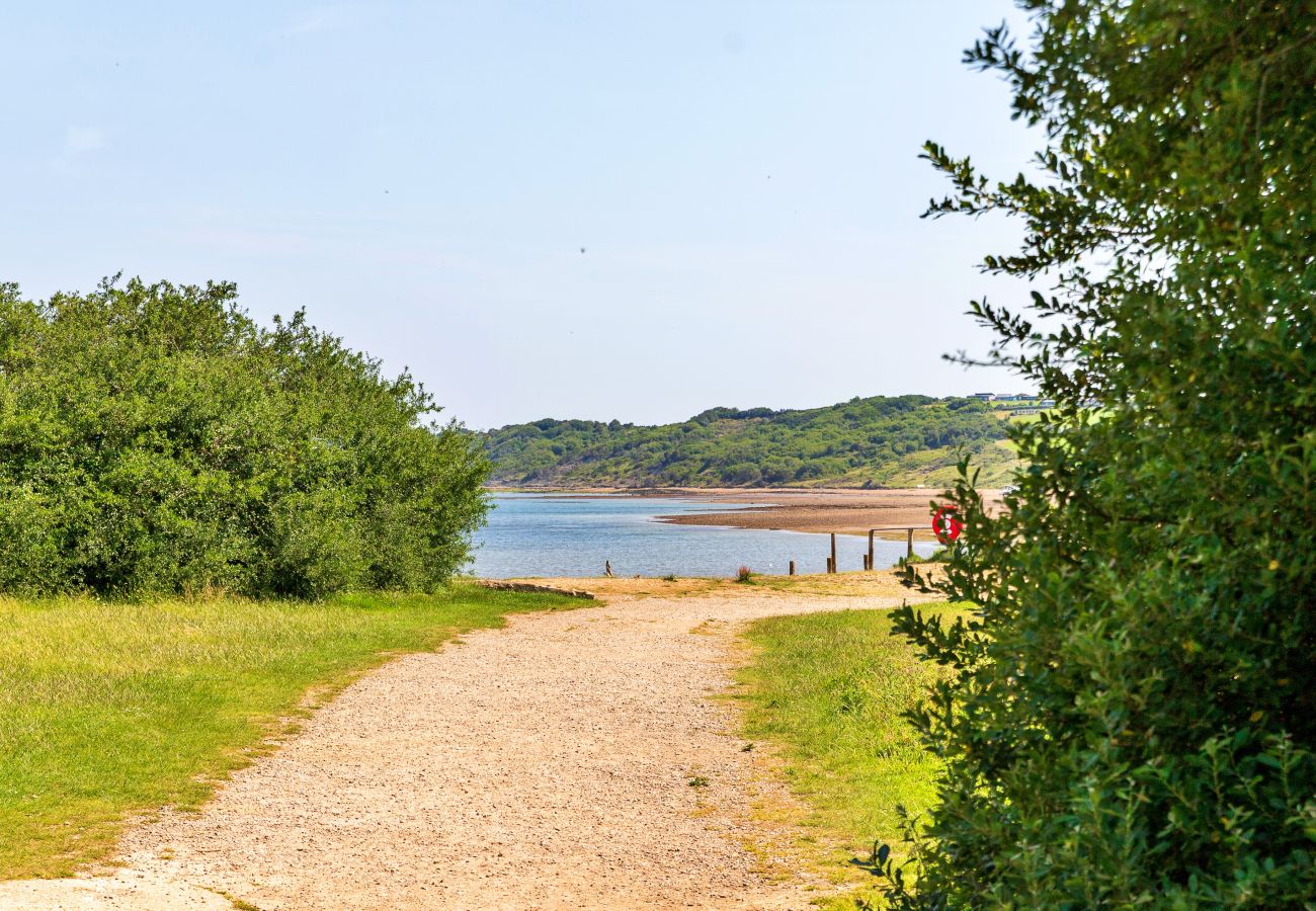 Chalet in Great Thorness - Seascape