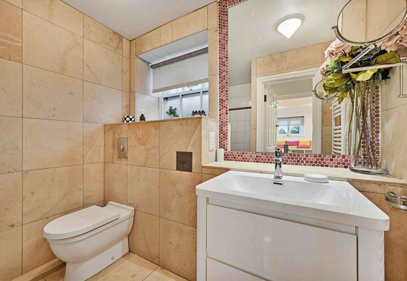 Apartment in East Molesey - Craven House, Lower Garden